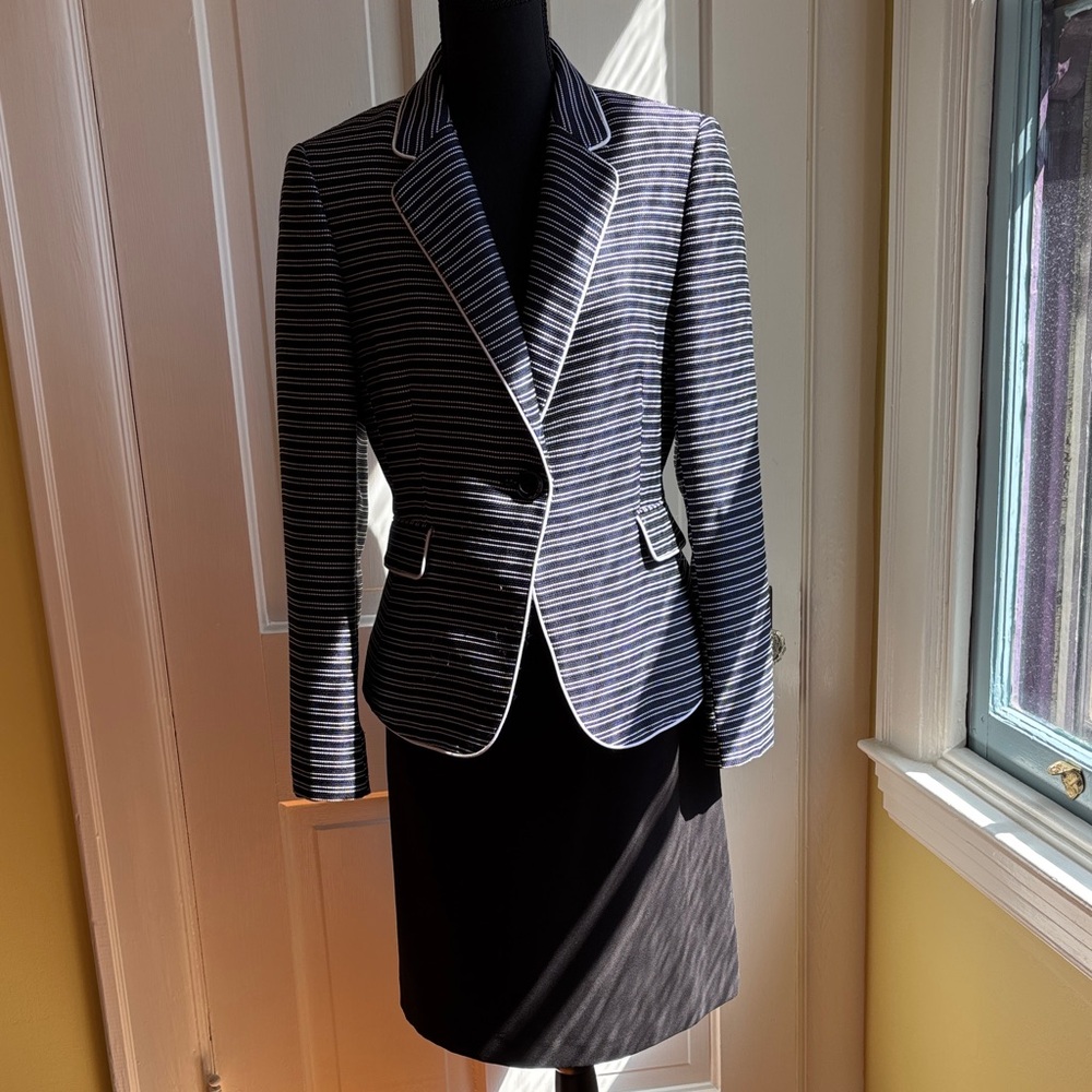 Tahari by Arthur S. Levine ladies’ suit size 8